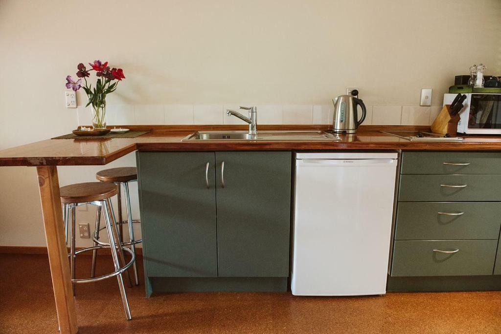 Bow Street Apartments & Cottage Raglan Esterno foto