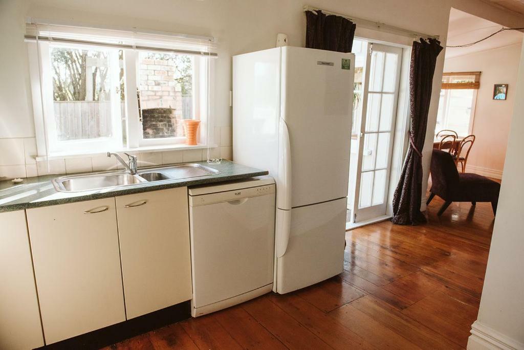 Bow Street Apartments & Cottage Raglan Esterno foto