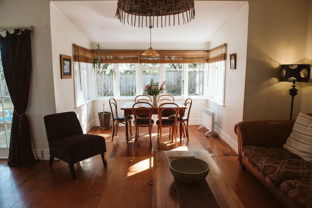 Bow Street Apartments & Cottage Raglan Esterno foto